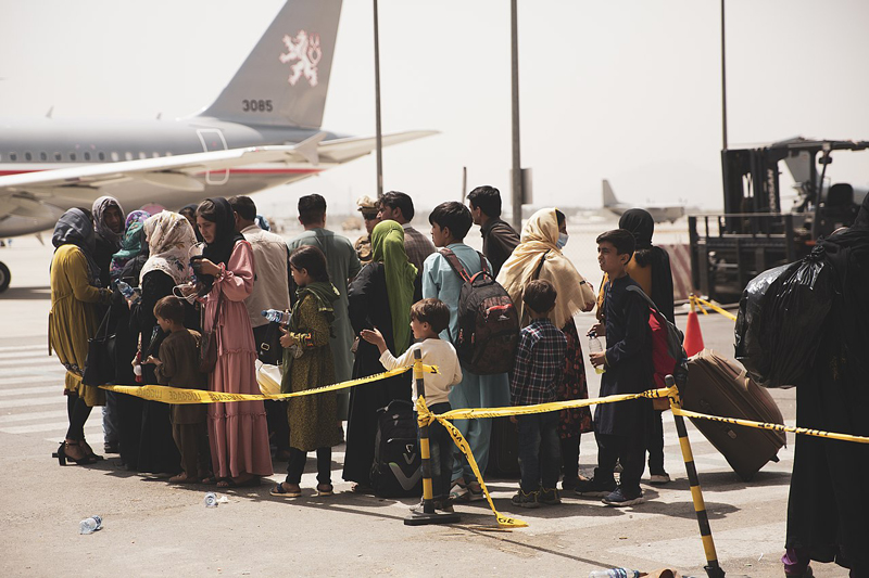 Zivilisten warten am 18. August 2021 am Flughafen von Kabul auf ihre Evakuierung