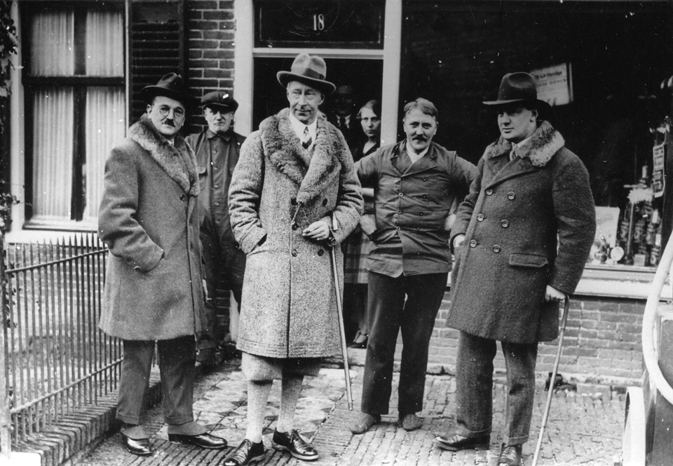 Foto anlässlich Wilhelms Besuch auf Wieringen 1927 mit Freunden und Bekannten aus der Exilzeit (Foto: unbekannt, aus Privatsammlung).