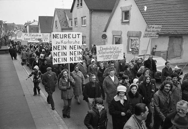 Protestzug der Neureuter Bevölkerung gegen die Eingemeindung nach Karlsruhe