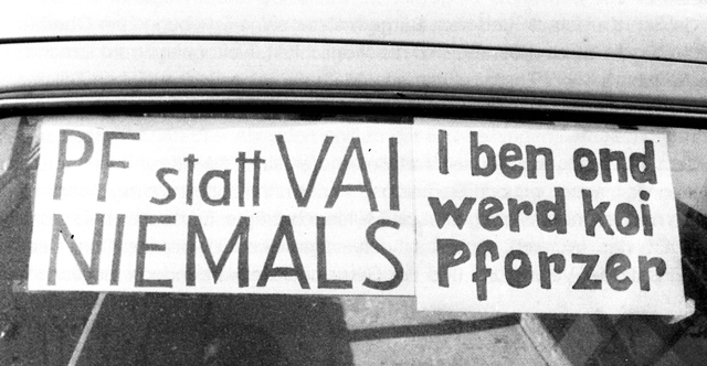 Selbstgebastelte Protestplakate im Auto eines Vaihinger Bürgers