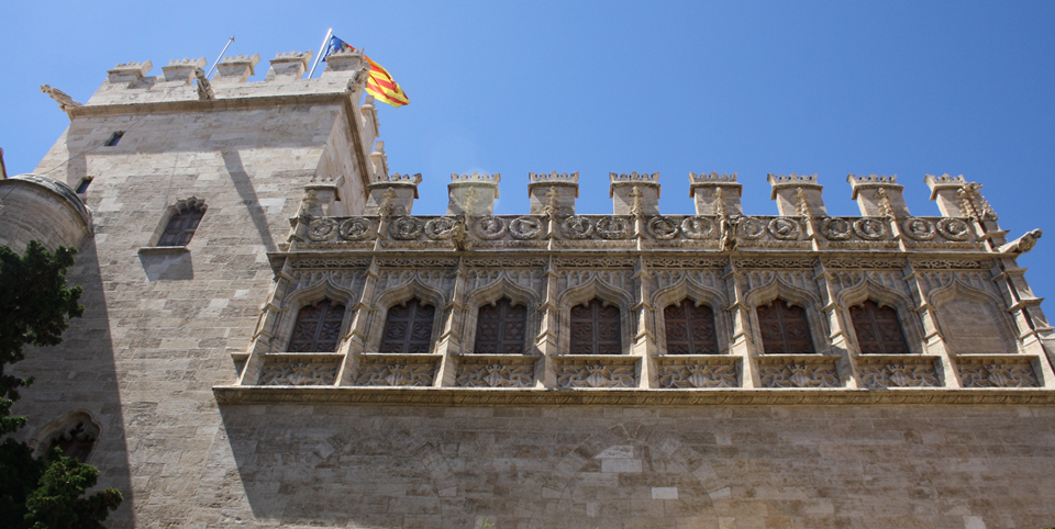 Profane Steinbauten wie die 1483 begonnene Seidenbörse (Lonja de la Seda) in der spanischen Stadt Valencia mit ihrer geschmückten Fassade verweisen noch heute vielerorts auf den Reichtum der Städte des Spätmittelalters (Foto: Sebastian Steinbach).